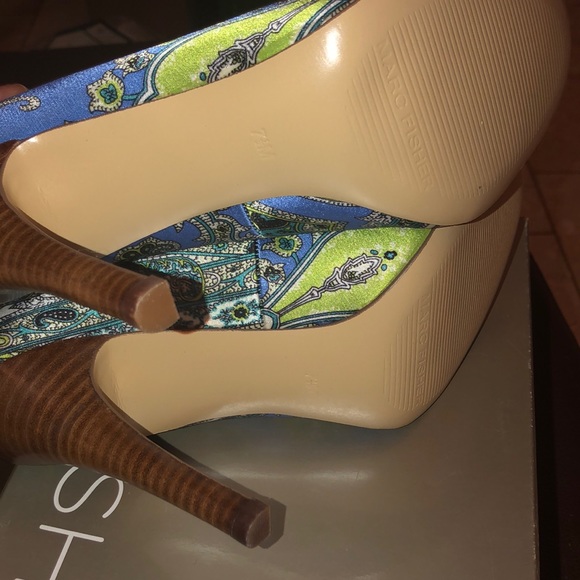 NWT MARC FISHER GREEN MULTI SATIN PEEPTOE HEELS main image 0